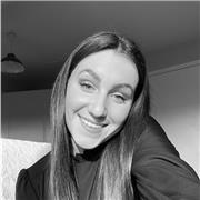 Étudiante qui fait du soutien scolaire pour des élèves de primaires